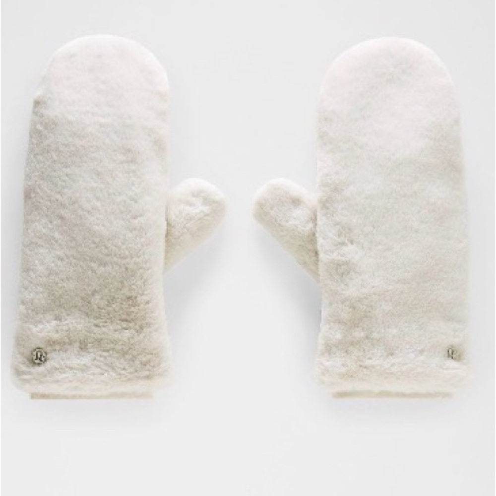 NWT Lululemon Athletica Plush Fleece Mittens Bone xs/sm- super fluffy